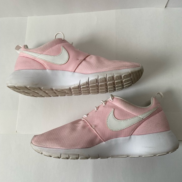 Nike Roshe Light Pink and White Running Shoes - Picture 3 of 10